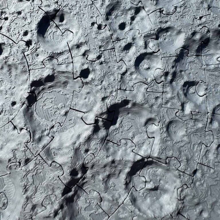 نمای نزدیک پازل ماه